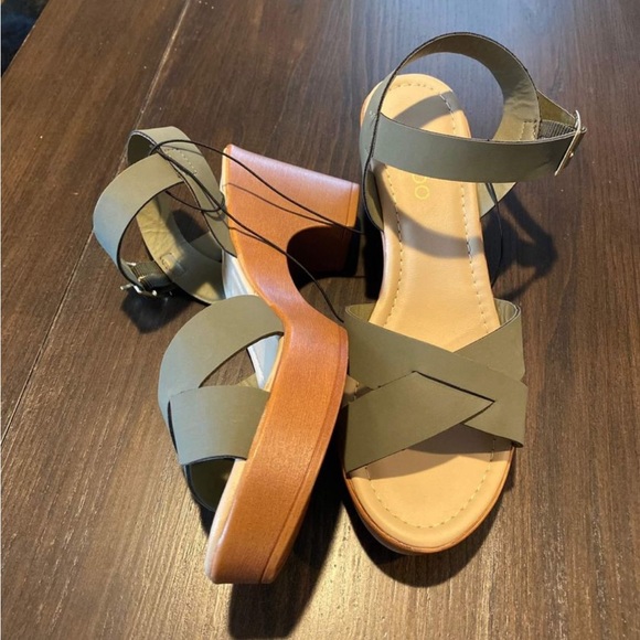 open-toed wedges - Picture 2 of 3